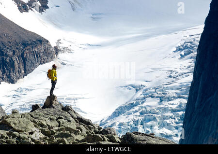 Ein Wanderer überblickt Bugaboo Gletscher im Bugaboo Alpine Provincial Park, Britisch-Kolumbien Stockfoto
