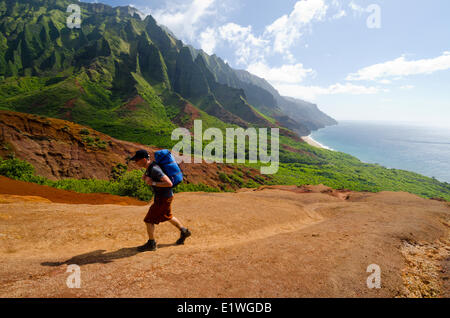 Ein einsamer männlichen Wanderer, mit Blick auf Kalalau Strand auf dem Kalalau Trail, Kaua'i Stockfoto