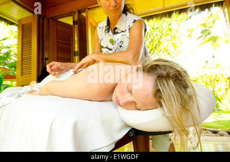 Eine Frau entspannt bei einer Massage im Grand Hyatt Hotel, Kaua'i Stockfoto