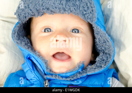 Ein sechs Monate altes Baby alle gebündelt für draußen gehen Stockfoto