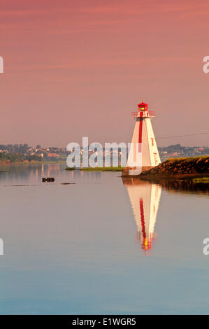 Leuchtturm, spiegelt sich in Charlottetown Harbour, Victoria Park, Charlottetown, Prince Edward Island, Canada Stockfoto