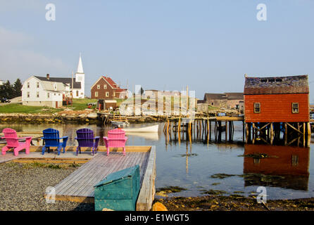 Adirondack Stühle am Kai, Aussicht, Nova Scotia, Kanada Stockfoto