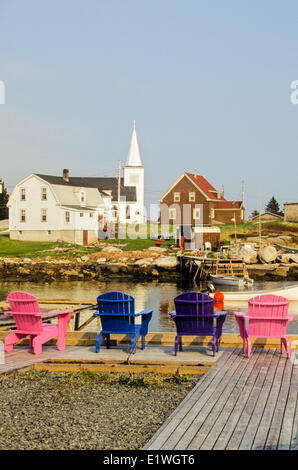 Adirondack Stühle am Kai, Aussicht, Nova Scotia, Kanada Stockfoto