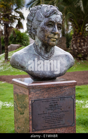 Eine Statue an den weltberühmten Autor Agatha Christie in ihrer Heimat Stadt Torquay, Devon - England. Stockfoto