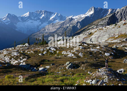 Wanderer im Einsiedler Becken Mount Swanzy Clarke Gipfel Mount Bonney Cheops Berg Glacier Nationalpark in British Columbia Kanada Stockfoto