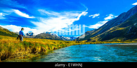 Ein Mann-Fliegenfischen an der Küste, Ahuriri River, Südinsel, Neuseeland, Forellenangeln Stockfoto