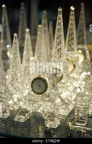 Eiffel Turm Souvenirs auf dem Display in einem Geschäft in Paris Stockfoto