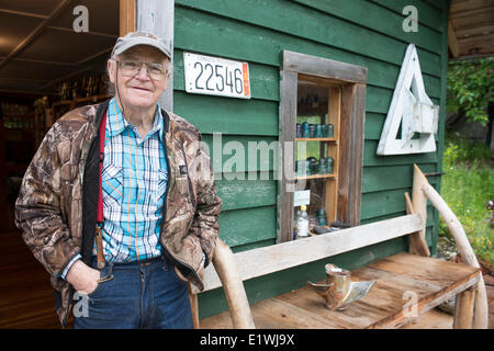 Billy Proctor in seinem Museum und Geschenkeladen in Proctor Bay, British Columbia, Kanada Stockfoto