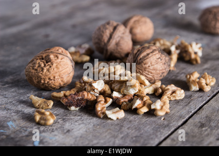 Walnüsse auf rustikalen Holz Textur, Nahaufnahme Stockfoto