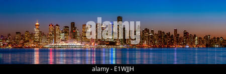 Skyline von Vancouver aus Lonsdale Quay, Vancouver b.c., Kanada. Stockfoto