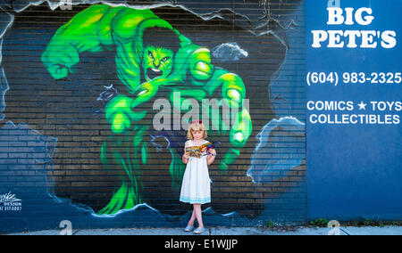Mädchen vor Wandbild. M.R. Stockfoto