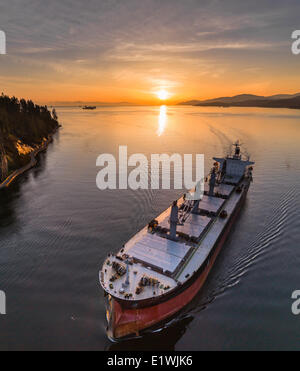 Frachter Unterquerung der Lions Gate Bridge, Vancouver, b.c., Kanada. Stockfoto