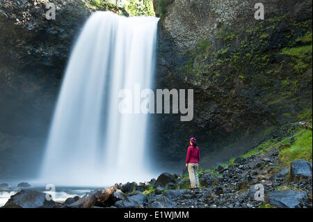 Es steht eine Frau neben Moul Wasserfälle im Wells Gray Provincial Park, BC. Model-Release unterzeichnet. Stockfoto