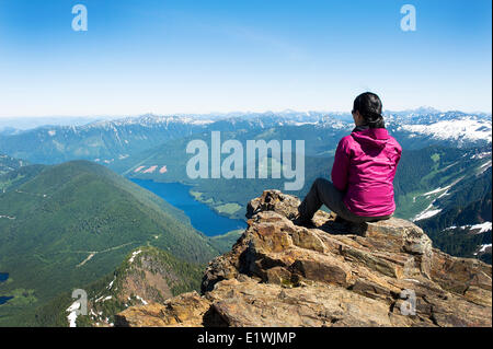 Wanderer an der Spitze des Mount Cheam (Cheam Peak) nach unten in Richtung Wahleach See, Chilliwack, BC. Model-Release unterzeichnet. Stockfoto