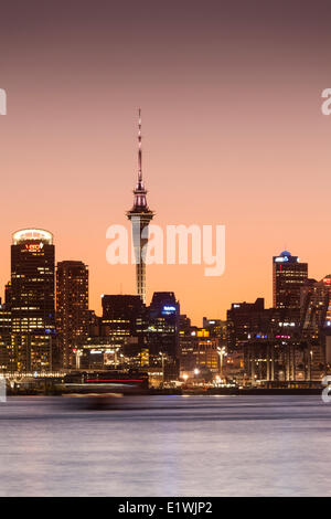 Auckland City Skyline bei Sonnenuntergang gesehen von Devonport, Neuseeland
