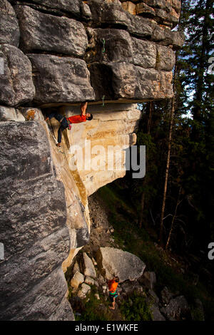 Eine starke männliche Bergsteiger funktioniert auf übernatürliche Zombie spannender Thriller 11d, Silver City, Schloss Mtn, Banff, AB Stockfoto