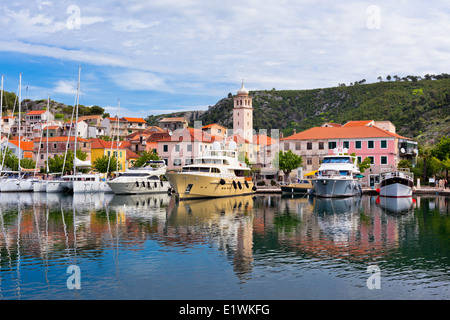 Skradin ist eine kleine historische Stadt und Hafen an der Adria und dem Fluss Krka in Kroatien Stockfoto