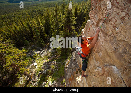 Eine starke männliche Kletterer Klettern, RUDED2 10d, Silver City, Schloss Mtn, Banff, AB Stockfoto