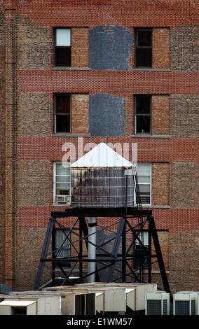 Wassertank auf dem Dach im Viertel Soho New Yourk City. Hölzerne Wassertanks bleiben ein wesentlicher Bestandteil der Stadt Wasser-Delivery-System. Stockfoto