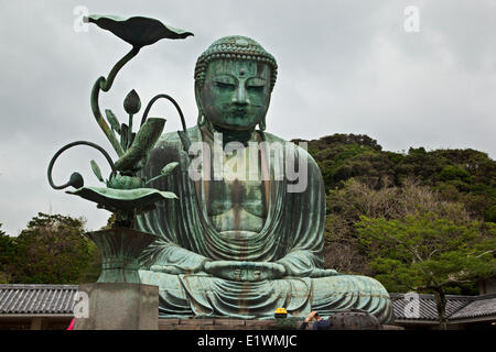 Befindet sich auf dem Gelände der Kotokuin Tempel des großen Buddha (Daibutsu) Kamakura steht 13,35 Meter hoch ist der zweitgrößte Stockfoto