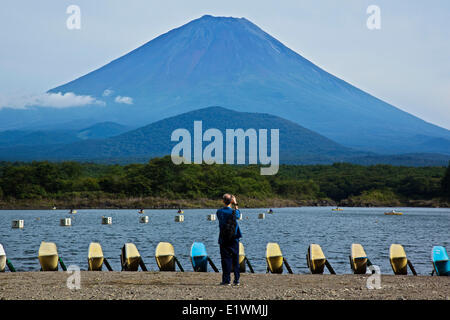 Mount Fuji gesehen von den Ufern des Sees Shoji, die kleinste der fünf Seen entlang der nördlichen Fuß des Vulkans. Weitgehend und Stockfoto