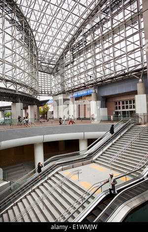 Kanazawa Station ist ein futuristisches Glas und Stahl Bahnhof West Japan Railway Hokuriku online. Die schirmförmigen atrium Stockfoto