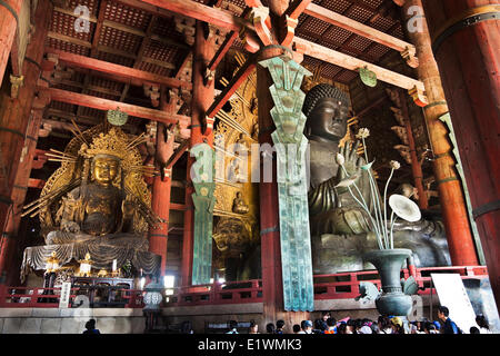 Im Inneren des Todaiji-Tempels in Nara, Japan sitzt die 15 Meter hohe Bronzestatue des Daibutsu (Statue auf der rechten Seite der th Stockfoto