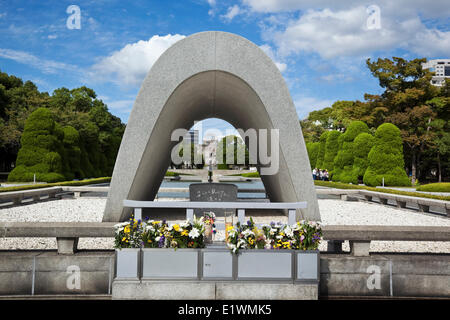 Denkmal für Personen, die nach dem Abwurf der ersten Atombombe der Welt auf Hiroshima im Jahr 1945 gestorben. Stockfoto