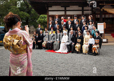 Ein zentraler Bestandteil einer traditionellen japanischen Hochzeit hat einen professionellen Fotograf, der das Paar und ihre Rel fotografieren Stockfoto