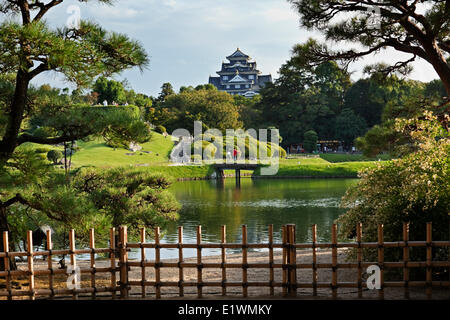 Einer der drei schönsten Gärten in Japan, Korakuen liegt im Süden von Okayama Castle (erscheint in der Hinterg Stockfoto