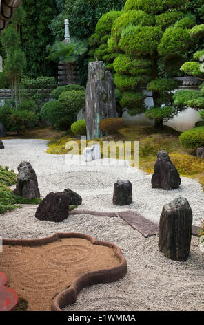 Trockenstein-Zen-Garten angrenzend an das Studium an der Reiun, ein Sub-Tempel des Komplexes Tofuku-Ji in Kyoto, Japan. Stockfoto