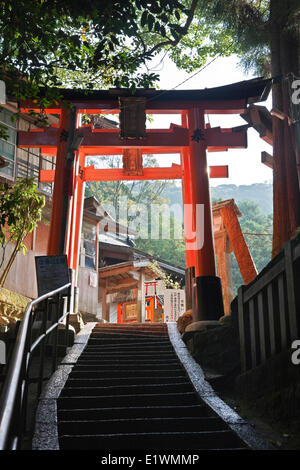 Gewidmet Inari den Gott Reis Sake Fushimi Inari Schrein ist berühmt für seinen Tausenden Vemilion Torii Toren, Straddle ein Stockfoto