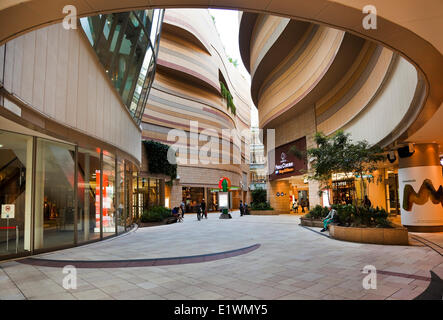 Nachbau des Grand Canyon, der durch die Mitte des Parks Namba-Shopping-Mall in Osaka, Japan läuft. Das Büro- und Einkaufszentrum c Stockfoto