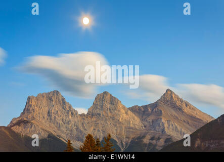 Drei Schwestern-Gipfeln in einer mondhellen Nacht, Canmore, Alberta, Kanada Stockfoto