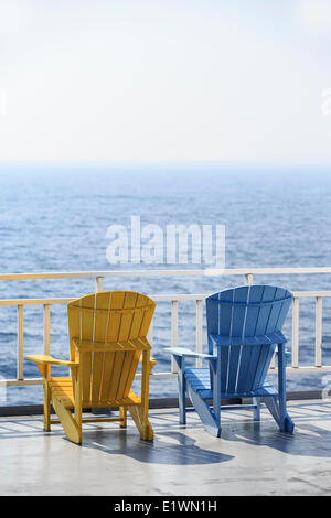 Muskoka Stühle mit Blick auf Georgian Bay auf der MS Chi-Cheemaun Ferry, Huron-See, Ontario, Kanada Stockfoto