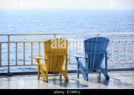 Muskoka Stühle mit Blick auf Georgian Bay auf der MS Chi-Cheemaun Ferry, Huron-See, Ontario, Kanada Stockfoto