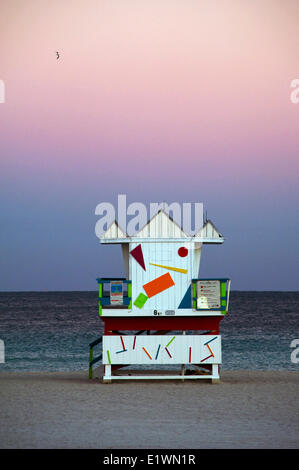 Rettungsschwimmer Schuppen am leeren Strand im Dezember in Miami Beach, Florida Stockfoto