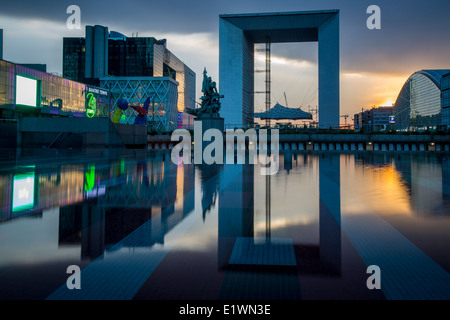 La Grande Arche De La Defense und den modernen Gebäuden des Viertels La Défense, Paris Frankreich Stockfoto