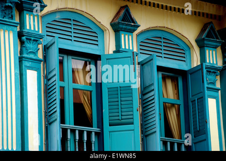 Singapur: Fein restauriert nach Hause mit gemalten Pilastern und louvered Fensterläden auf Buffalo Road in Little India Stockfoto