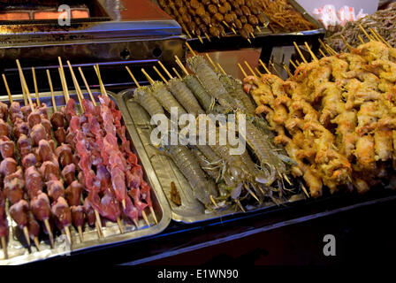 Exotisches Essen bei Nacht Food Markt an der Dong'anmen Street, Beijing, China Stockfoto