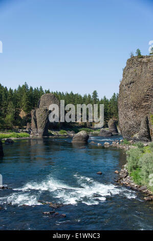 Dieses Bild ist die Schüssel und Krug Stromschnellen an der Brücke im Riverside State Park in Spokane, WA. Stockfoto