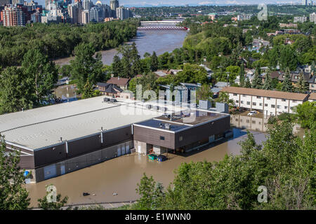 Calgary-Juni 2013-Flut. Calgary Curling Club der Rückseite zeigen den Auswirkungen des Bow River-Überlaufs. Calgary Alberta Kanada Stockfoto