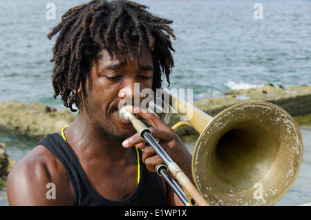 Posaune spielen Musiker auf dem Malecon, Havanna, Kuba Stockfoto