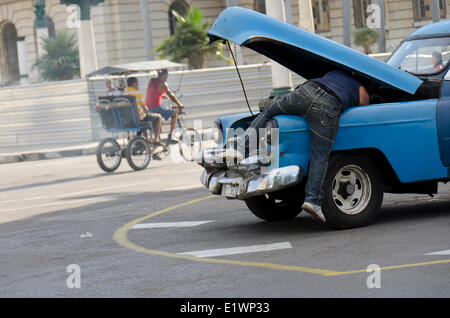 Arbeiten an alten Autos, Havanna, Kuba Stockfoto