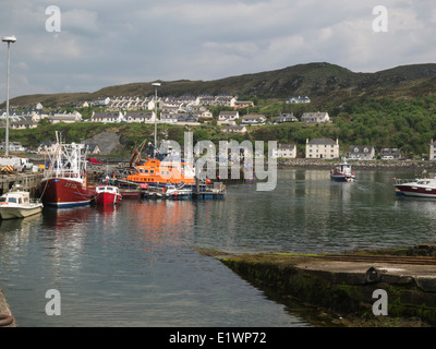 Fischerboote und Mallaig Rettungsboot im Hafen an der schottischen Westküste in den Highlands von Schottland einen Port in Lochaber terminus West Highland Railway Stockfoto