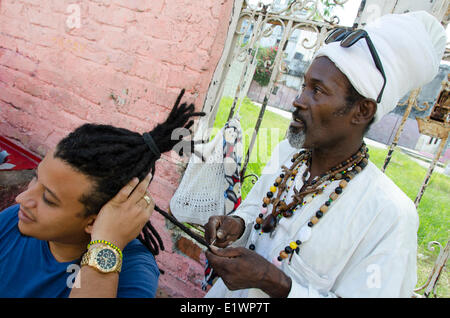 Straßenszene mit Mann Dreadlocking Haar, Callejon de Hamel, Havanna, Kuba Stockfoto