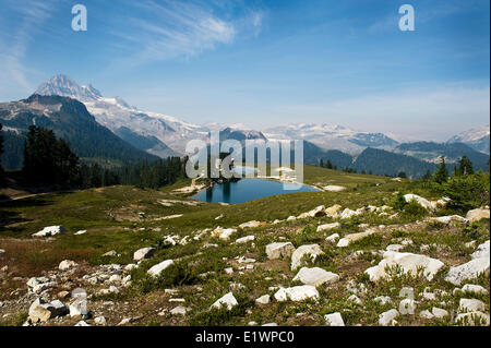 Elfin Seen an einem sonnigen Tag mit Kabine/Tierheim durch den äußersten Rand des Sees. Stockfoto