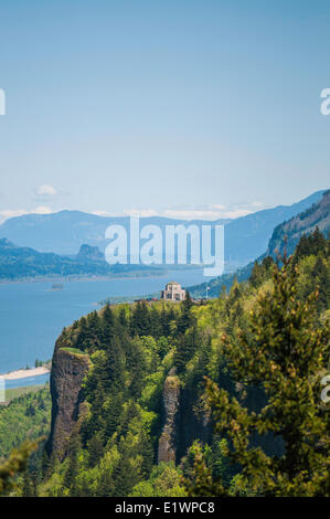 Das Vista-Haus, handgefertigt aus Stein und Glas, ist einer der Historic Columbia River Highway die beliebtesten Sehenswürdigkeiten. Stockfoto