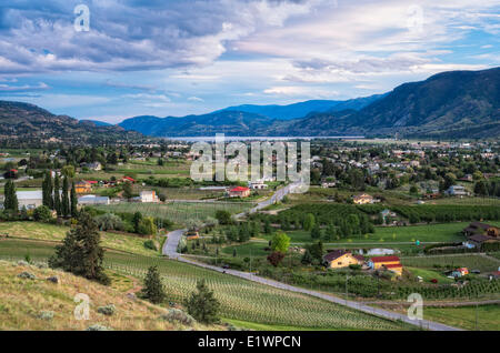 Stadt von Penticton mit Skaha Lake in den Rücken. South Okanagan Valley, British Columbia, Kanada. Stockfoto