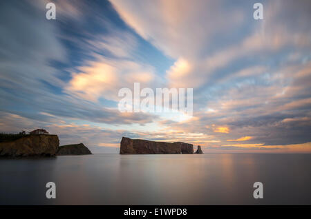 Rocher Percé (Perce Rock) bei Sonnenuntergang. Dorf Percé, Gaspésie, Québec, Kanada. Stockfoto